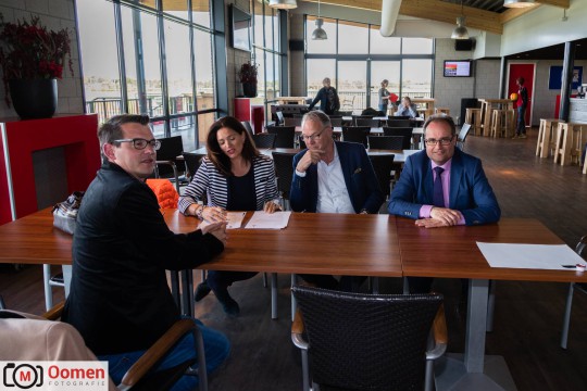 Sponsorcontract Rabobank en cheque overhandigen